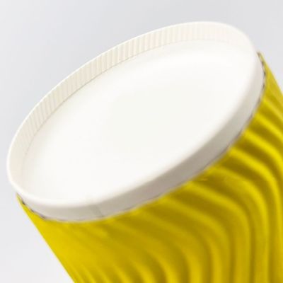 4oz 120ml 8oz 250mlの使い捨て可能な紙コップはふたのさざ波の壁が付いているコーヒー カップを黄色にする
