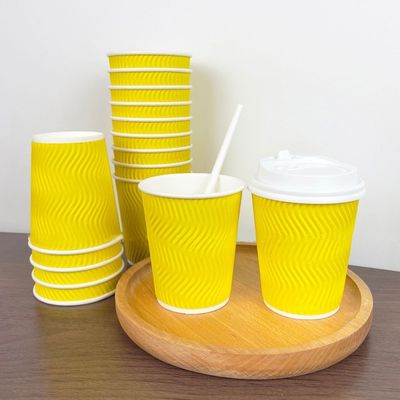 4oz 120ml 8oz 250mlの使い捨て可能な紙コップはふたのさざ波の壁が付いているコーヒー カップを黄色にする